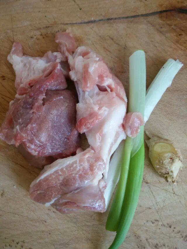 猪肉木耳饺子步骤1
