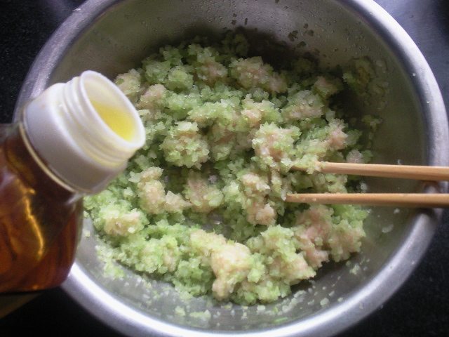 鸡蓉芹菜饺子步骤3