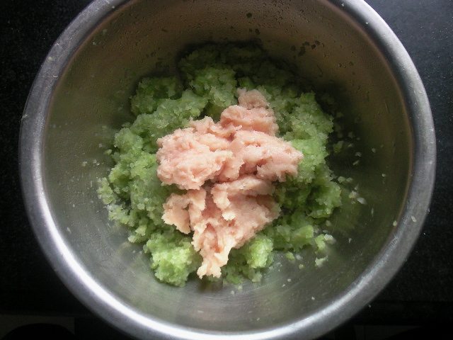 鸡蓉芹菜饺子步骤2