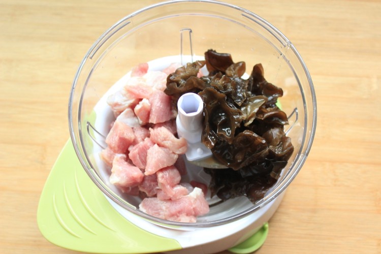 黑木耳芹菜肉饺子步骤1