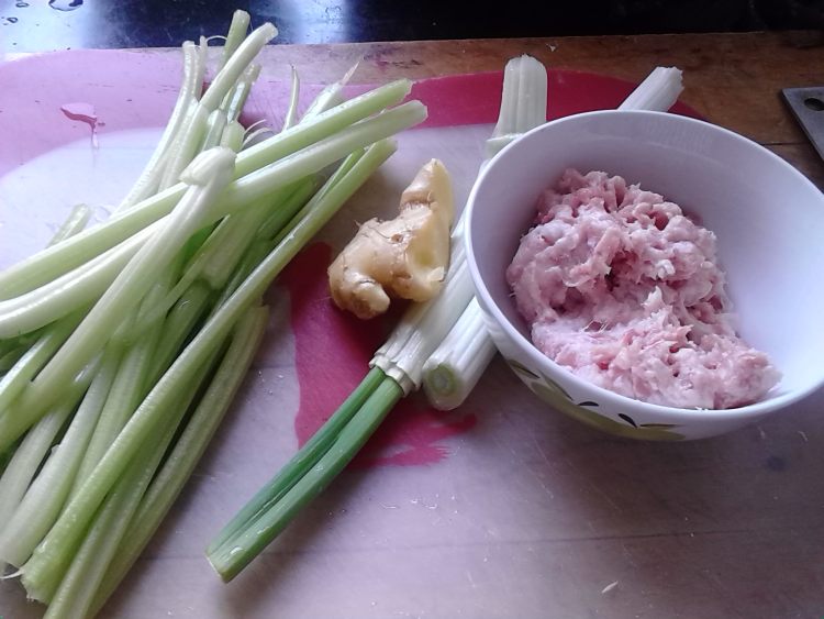 香芹猪肉饺子步骤2
