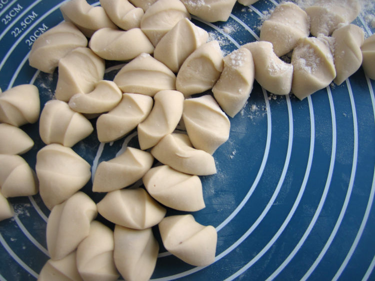 荠菜鲜肉水饺步骤6