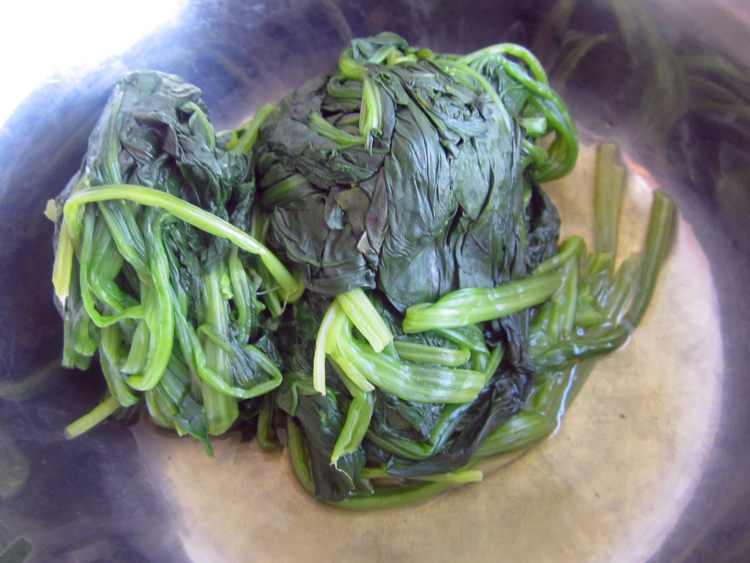 鸡蛋菠菜饺子步骤1