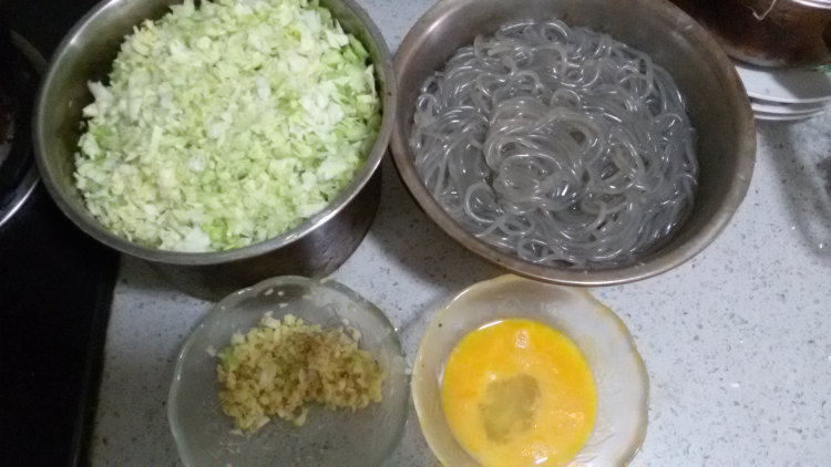 粉条圆白菜饺子步骤1