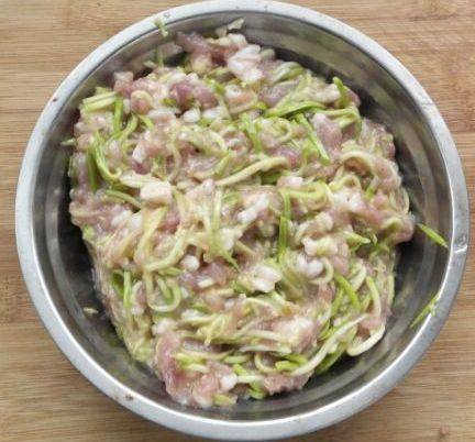 西葫芦鲜肉水饺步骤4