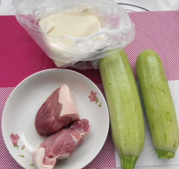 西葫芦鲜肉水饺步骤1