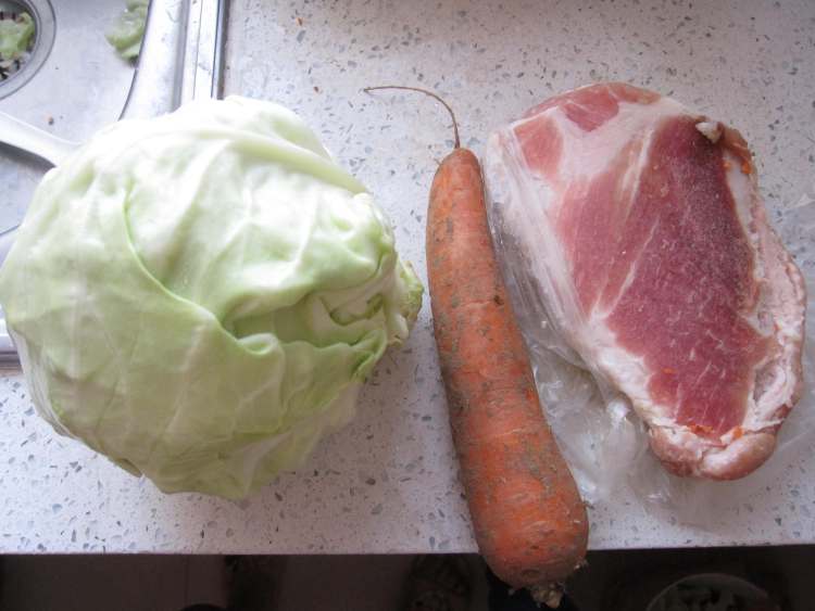 白菜胡萝卜肉饺子步骤1