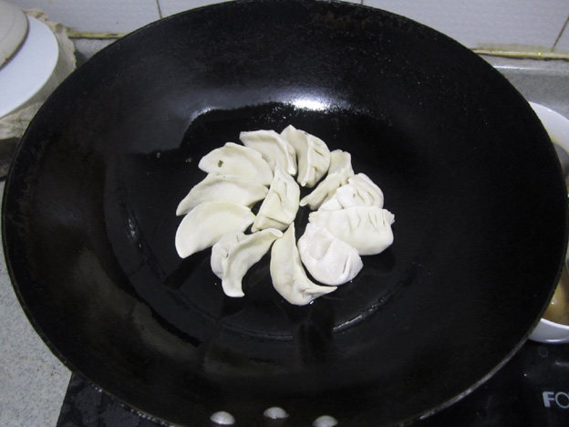 脆底煎饺步骤2