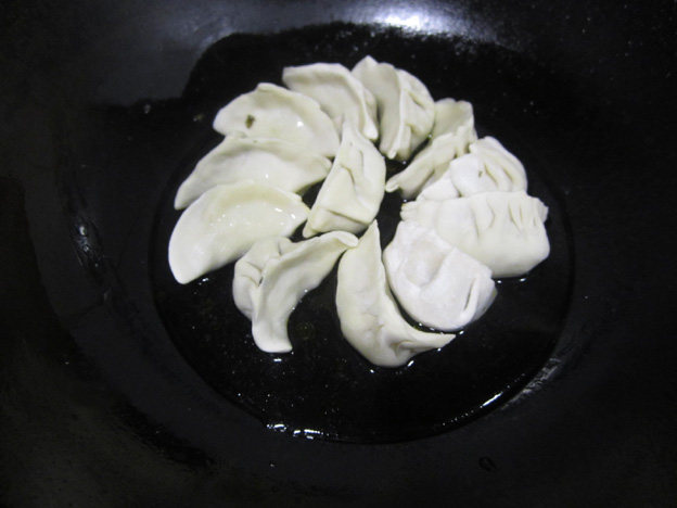 脆底煎饺步骤3