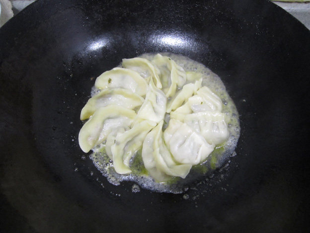 脆底煎饺步骤7