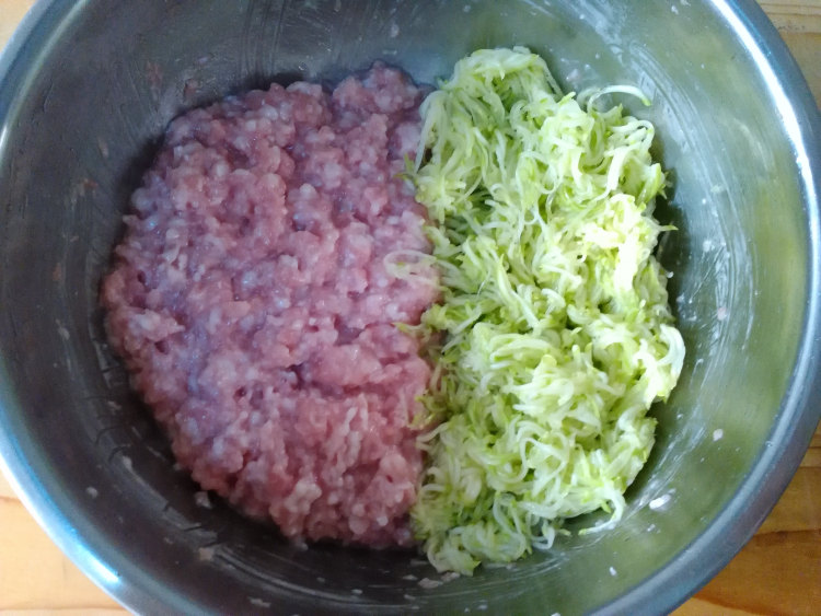 西葫芦红油水饺步骤3