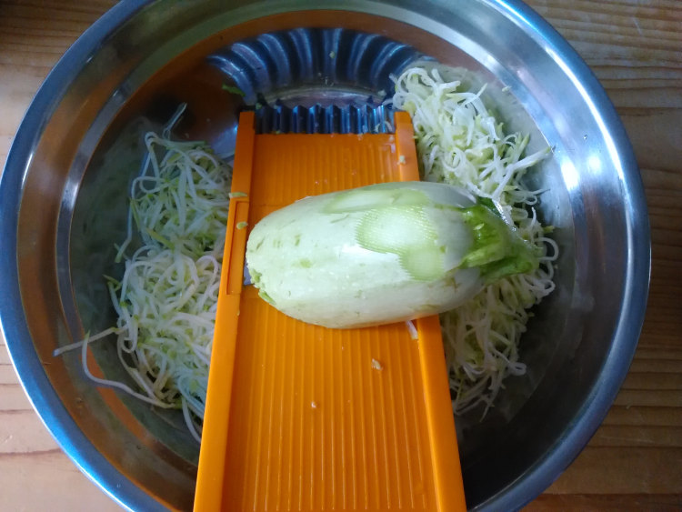 西葫芦红油水饺步骤2