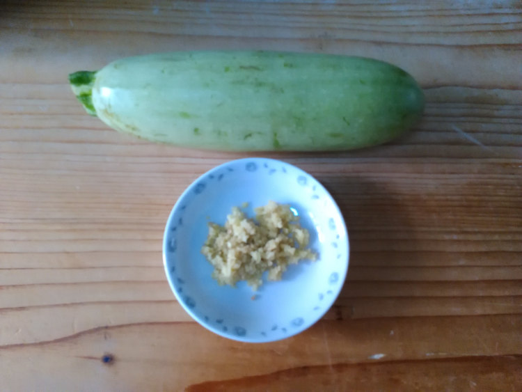 西葫芦红油水饺步骤1