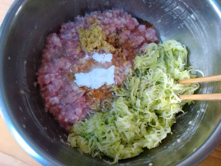 西葫芦红油水饺步骤4