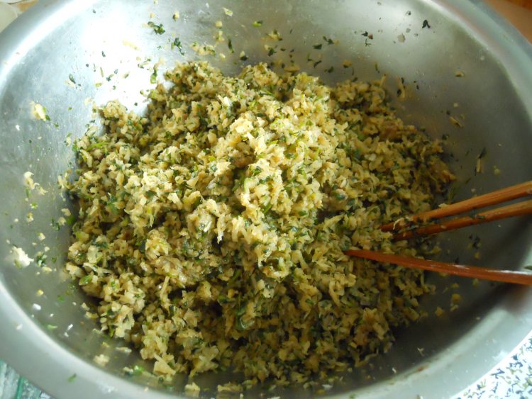 香菜萝卜猪肉饺子步骤1