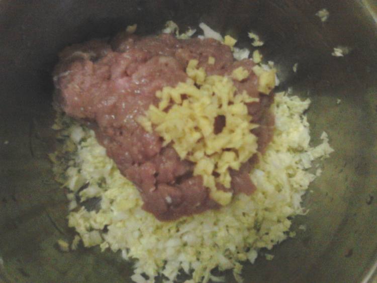 小葱白菜肉饺子步骤3
