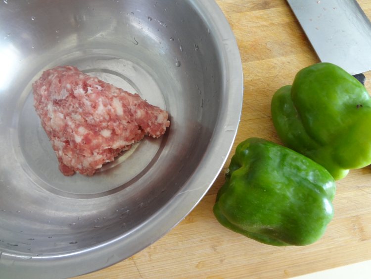 猪肉青椒饺子步骤2