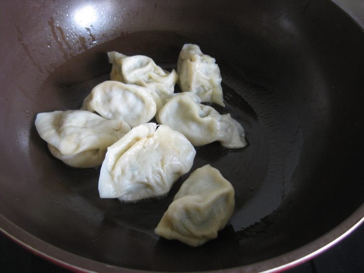 煎饺子步骤2