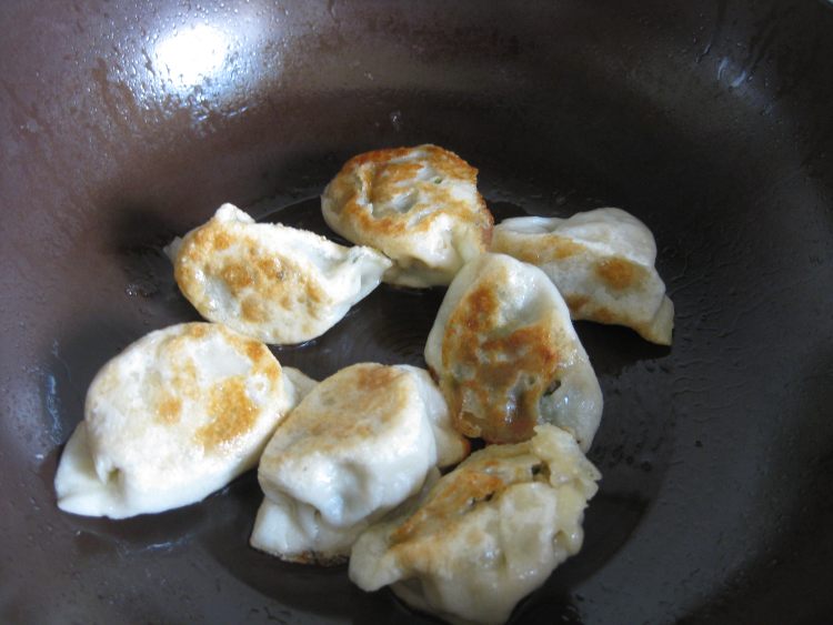 煎饺子步骤3