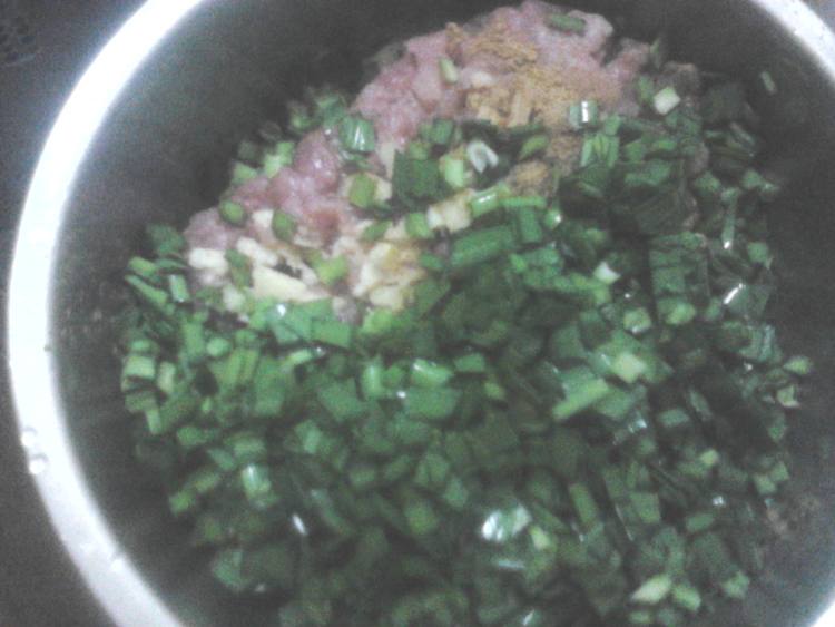 肉末豆角韭菜饺子步骤3