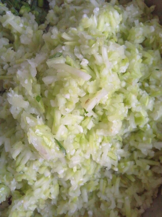 葫芦丝蛤肉饺子步骤2