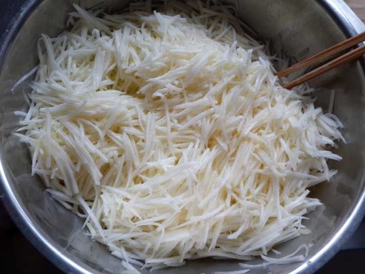 七夕节北瓜鸡蛋馅饺子步骤1