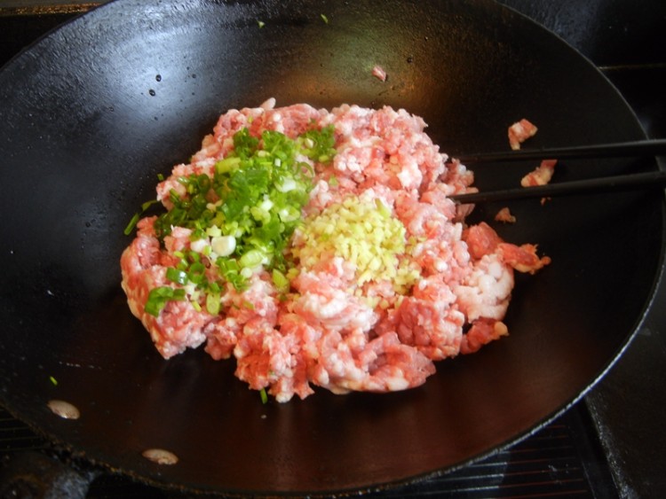 豇豆肉馅生煎饺步骤5