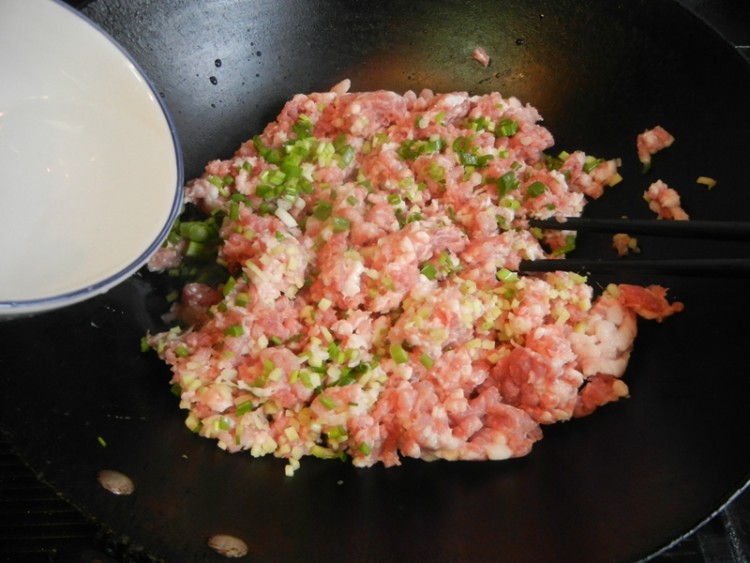 豇豆肉馅生煎饺步骤6
