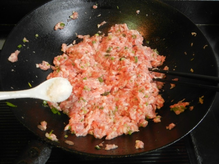 豇豆肉馅生煎饺步骤7