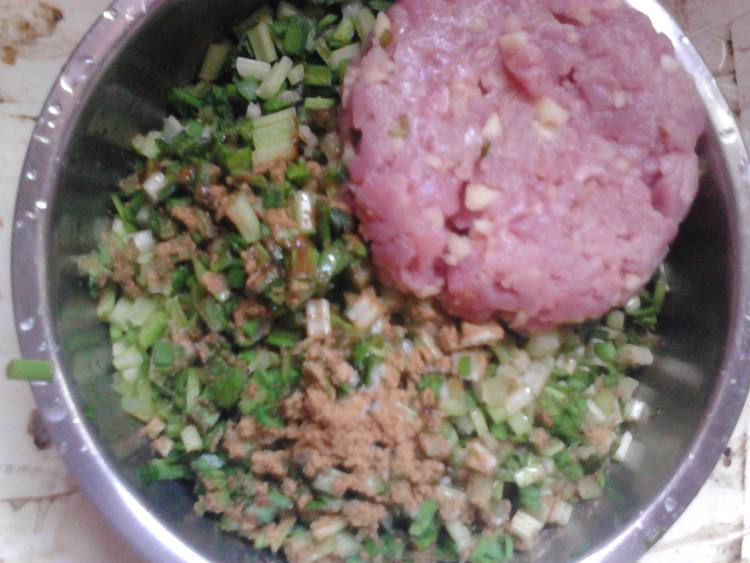 肉末韭菜芹菜饺子步骤3