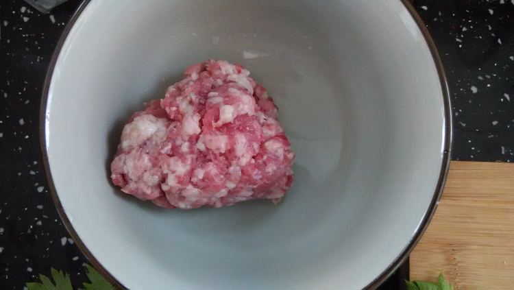 猪肉香芹水饺步骤2