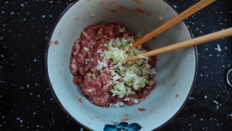猪肉香芹水饺步骤4