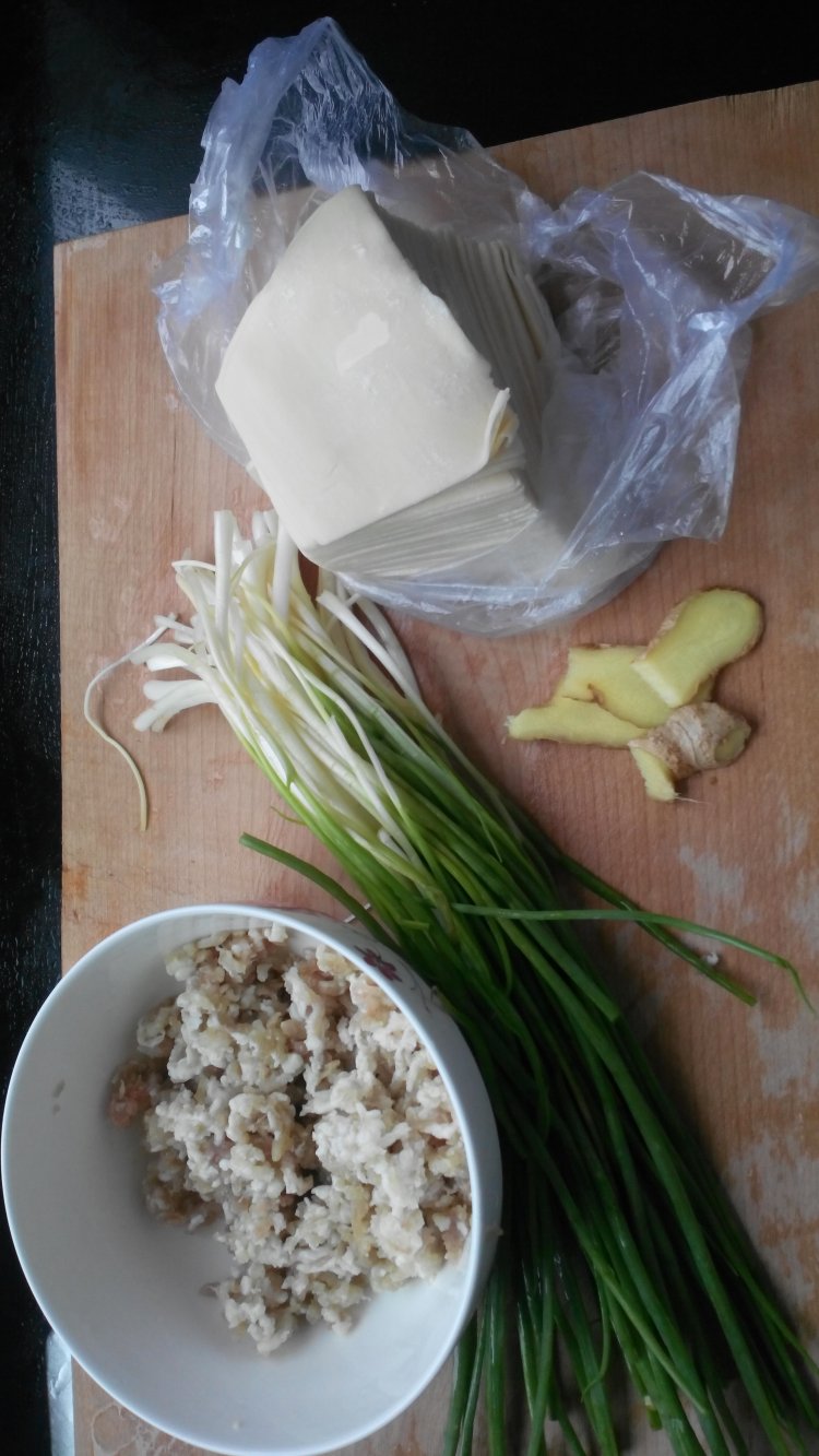 葱香猪肉饺子步骤1