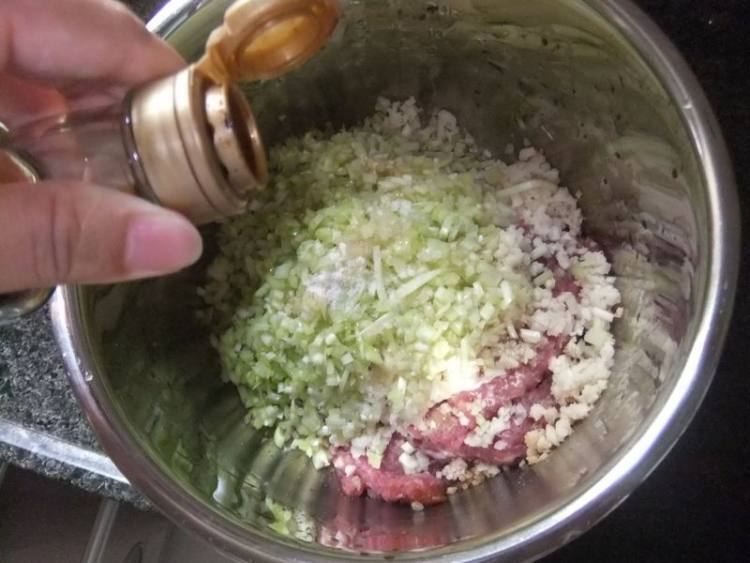韭黄猪肉饺子步骤1