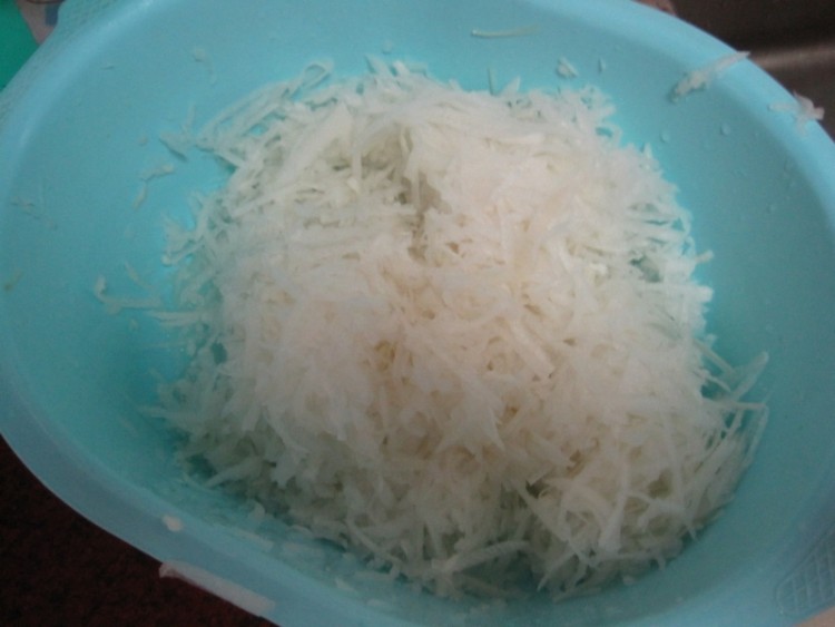 白萝卜虾皮饺子步骤2
