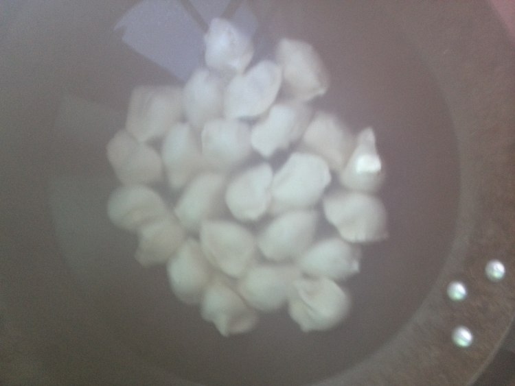 蚕菜水饺汤步骤3
