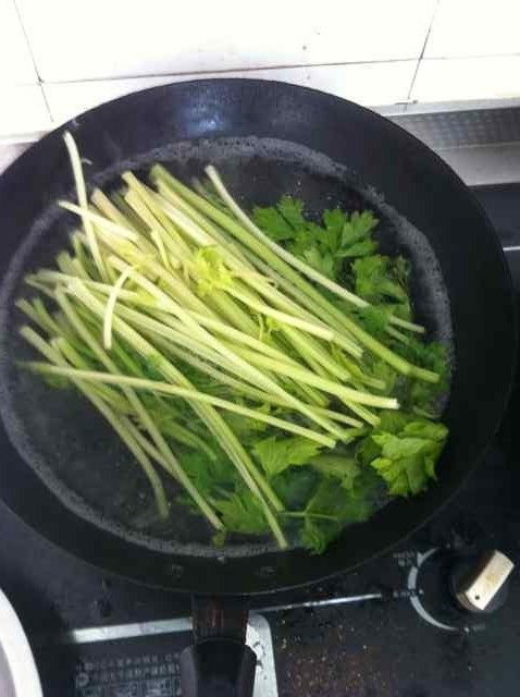 牛肉芹菜蒸饺步骤2