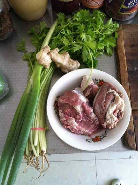 牛肉芹菜蒸饺步骤1