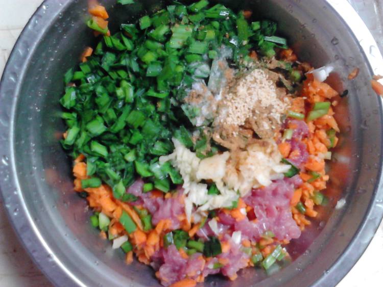 胡萝卜韭菜肉末饺子步骤3