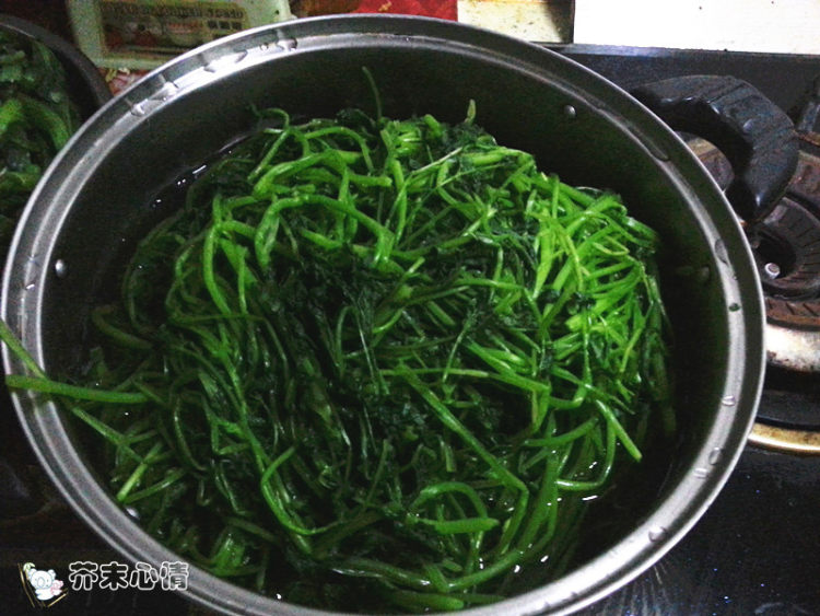 香菜猪肉饺子步骤1