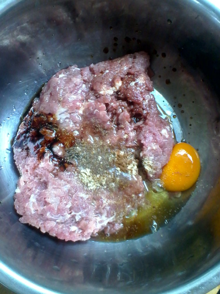 芹菜猪肉馅饺子步骤3