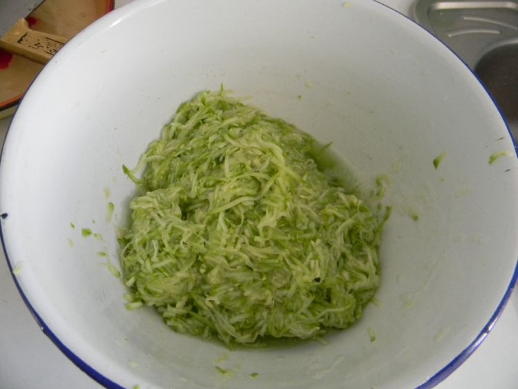 角瓜鸡蛋青椒馅水饺步骤4
