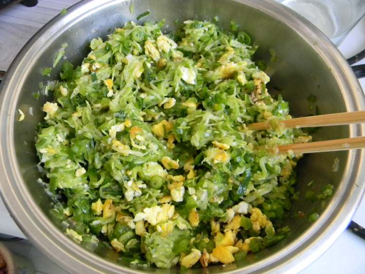 角瓜鸡蛋青椒馅水饺步骤8