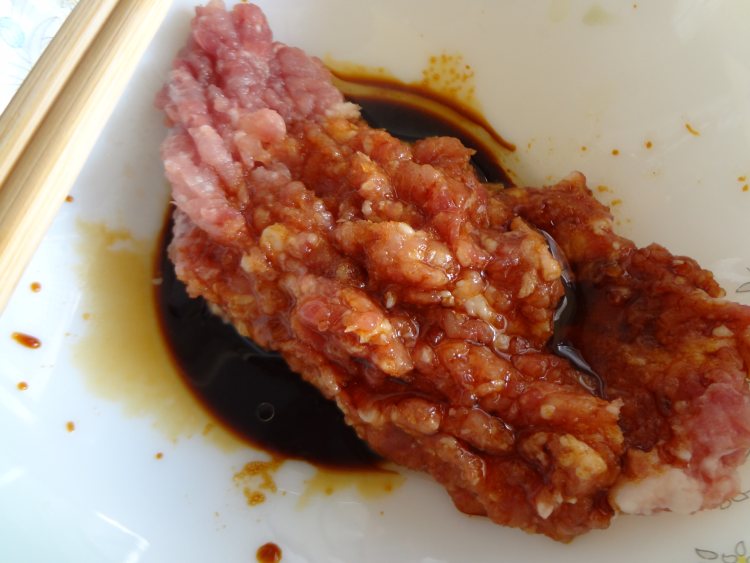 猪肉香芹饺子步骤3