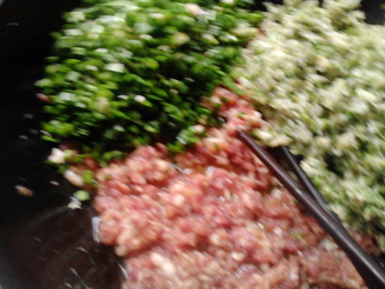猪肉槐花馅蒸饺步骤6