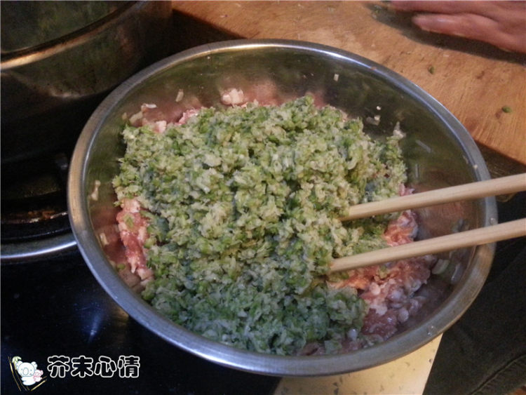 槐花猪肉饺步骤5