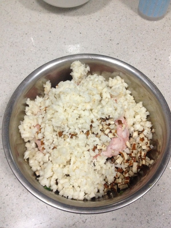 芹菜马蹄煎饺步骤2