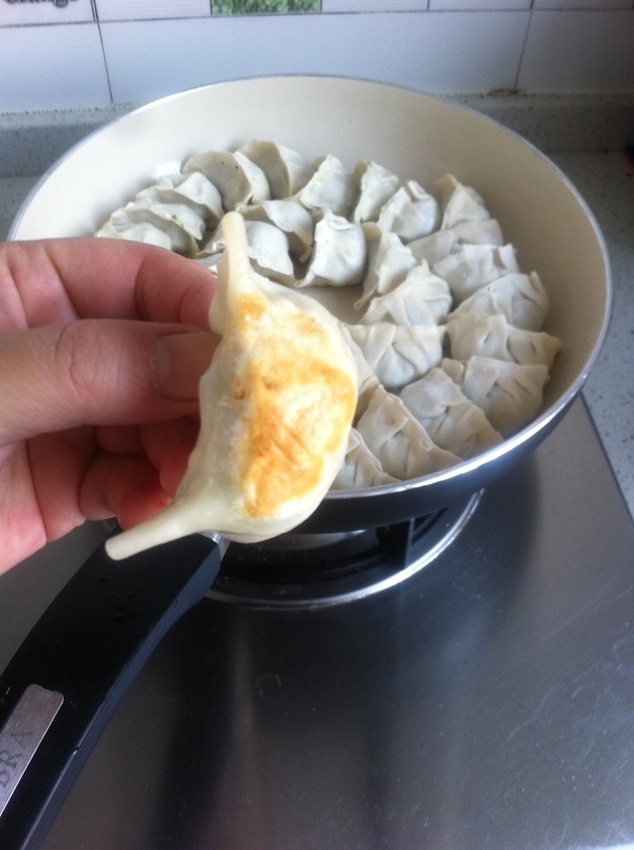 芹菜马蹄煎饺步骤9