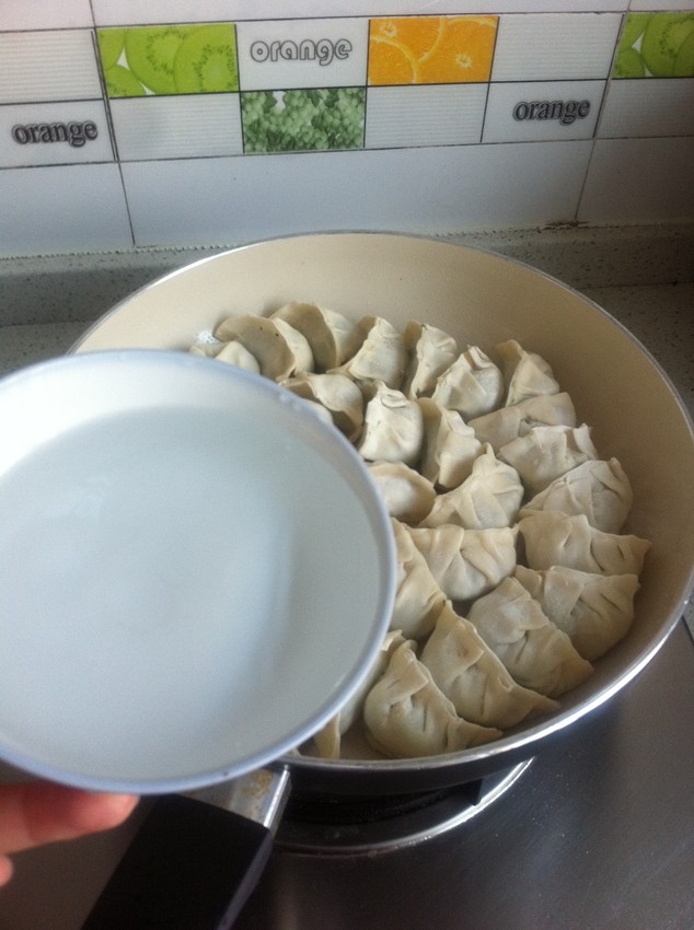 芹菜马蹄煎饺步骤10