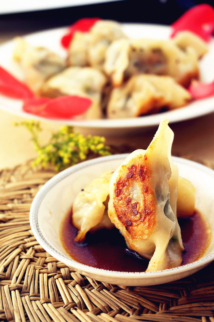 芹菜马蹄煎饺步骤13